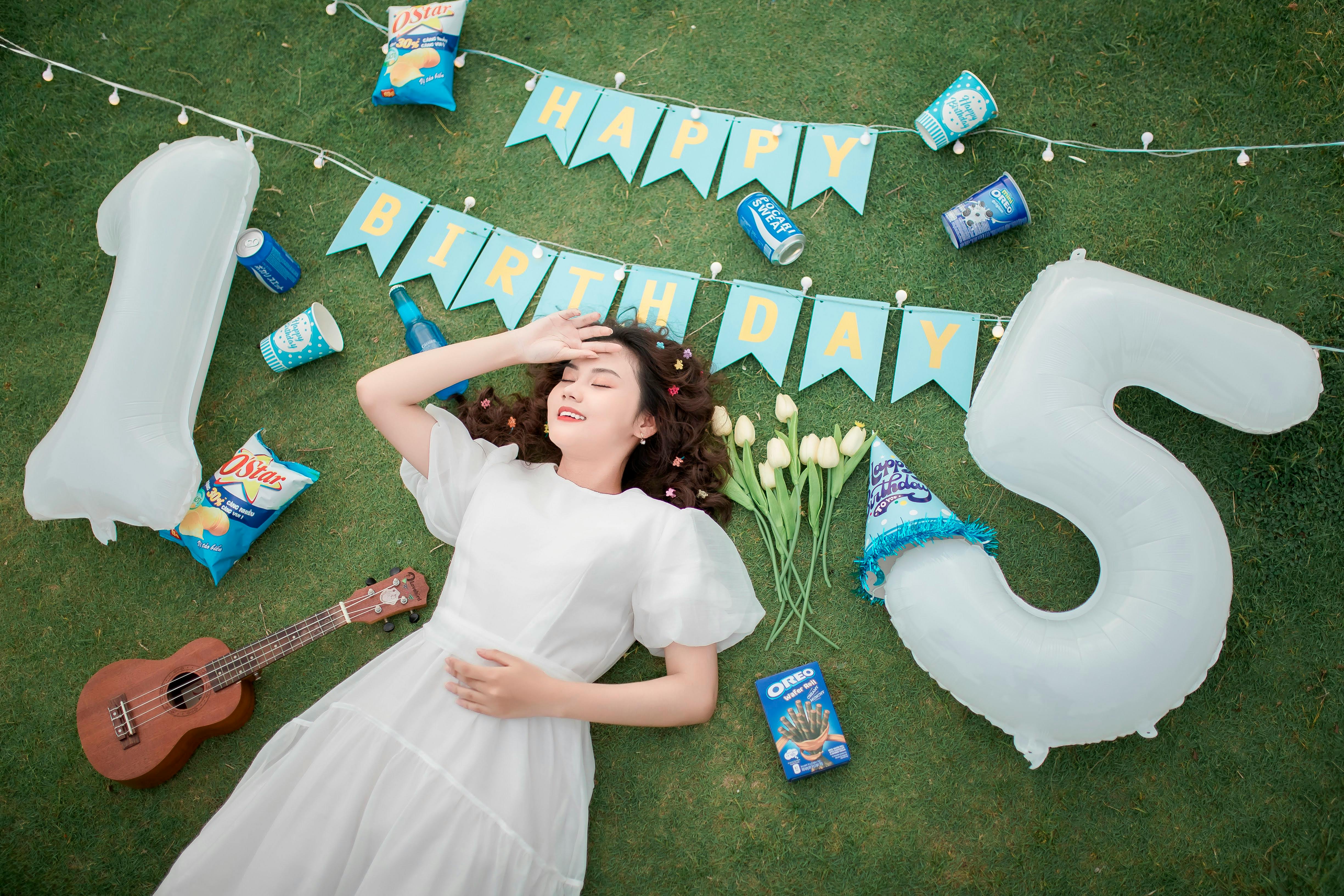 市场运营人员在电脑前查看数据与页面效果的图片